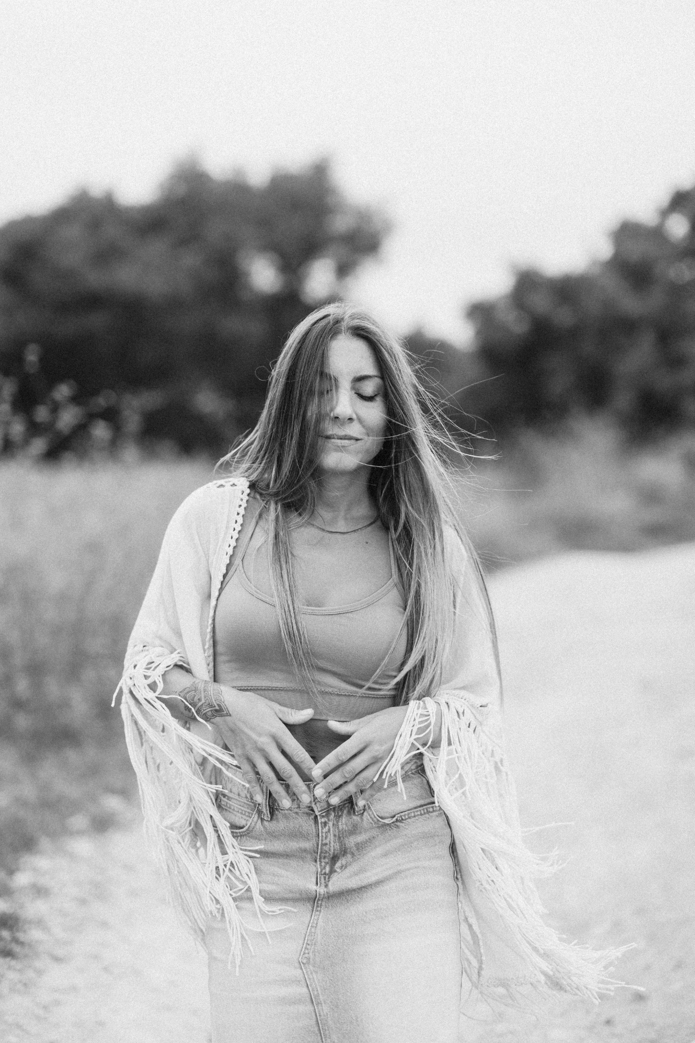 Anaïs sonriendo en la naturaleza