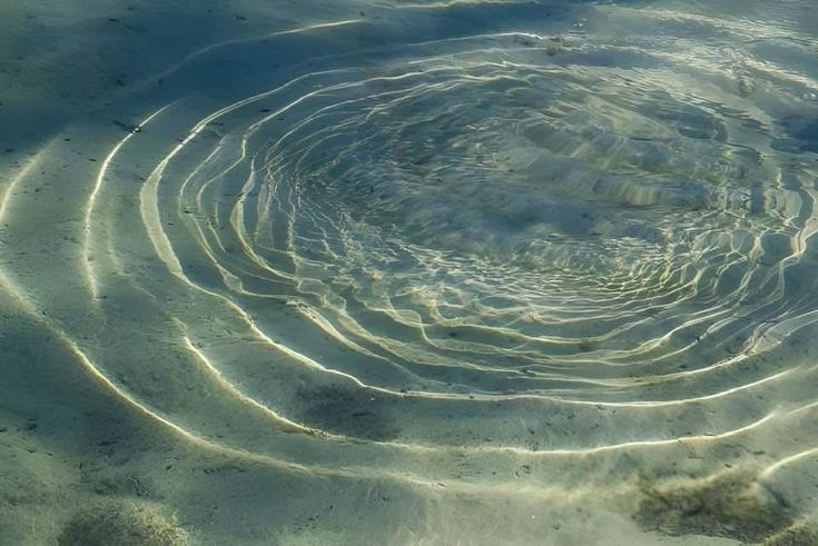 Círculos de luz sobre el agua en movimiento